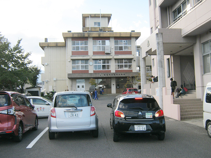 鳥川小学校建物全景